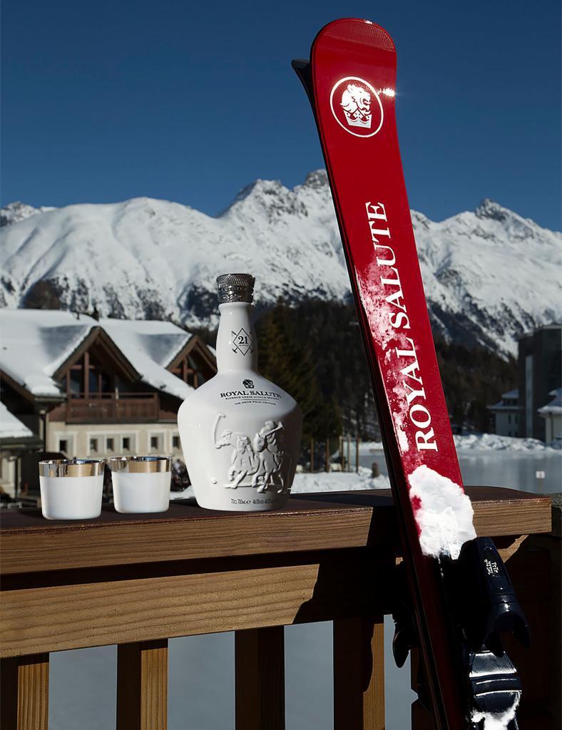 Une bouteille Royal Salute et des skis posés