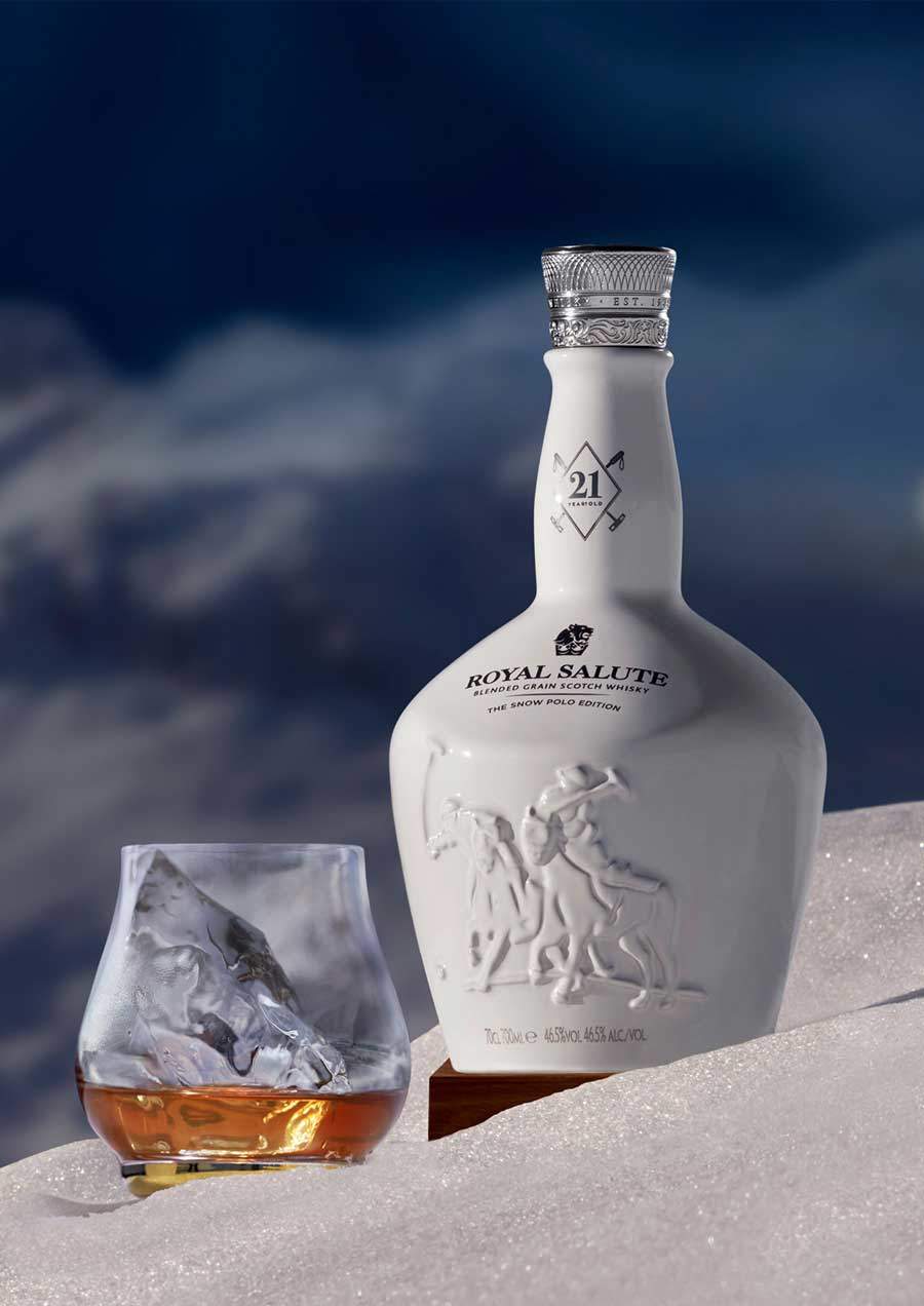 Une bouteille Royal Salute et un verre dans la neige