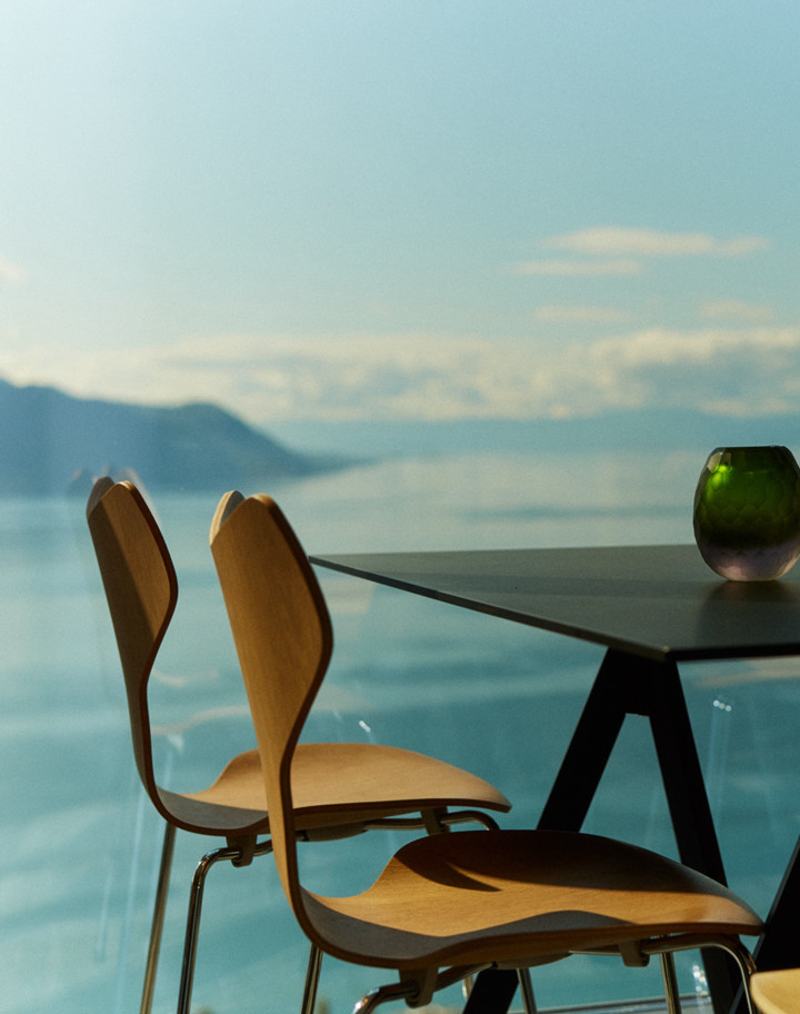 Une chaise et une table avec vue sur le lac